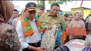 Muhadjir-Effendy-melakukan-kunjungan-kerja-di-Desa-Sudirman-Kecamatan-Tanralili.jpg