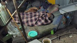 Mustari-purnawirawan-TNI-saat-tertidur-di-rumah-kecilnya.jpg