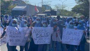 NAKES-SULSEL-Jalan-Urip-Sumoharjo-depan-Kantor-Gubernur-Sulsel-lumpuh.jpg