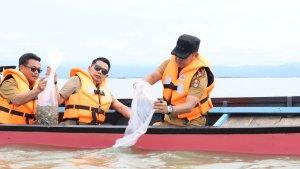 PEMKAB-WAJO-Bupati-Wajo-Andi-Rosman-saat-menebar-puluhan.jpg
