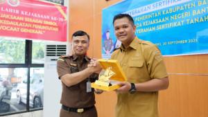 PENYERAHAN-TANAH-HIBAH-PEMKAB-BANTAENG.jpg
