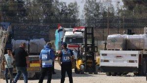 Pekerja-bantuan-berkumpul-di-sekitar-truk-yang-membawa-bantuan.jpg