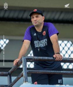 Pelatih-PSM-Makassar-Bernardo-Tavares-saat-meninjau-latihan-di-Stadion-Kalegowa.jpg