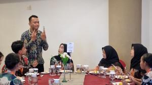 Pelatihan-table-manner-di-Aston-Maka.jpg