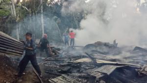 Pemadam-masih-melakukan-pemadaman-bagian-rumah-Nursiah-di-Dusun.jpg