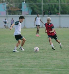 Pemain-PSM-Makassar-Daisuke-Sakai-dan-Dzaky-Asraf-saat-latihan-di-Stadion-12222.jpg