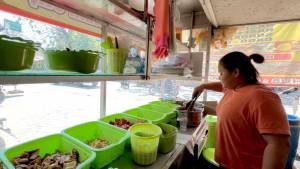 Pemilik-warung-makanan-Gadena-PKH-Naila-19-saat-menyiapkan-orderan-nasi-campur.jpg