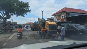 Penambalan-jalan-di-Kecamatan-Bangkala-Senin-17112025.jpg