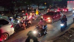Pengendara-melewati-satu-jalur-yang-diblokade-pengunjuk-rasa-di-Jl-Sultan-Alauddin.jpg