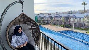 Pengujung-menikmati-pemandangan-dari-rumah-The-Mutiara-Lagoon.jpg