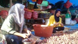 Pengusaha-sayur-mayur-dan-cabai-sedang-membersihkan-bawang-dari-kotoran-di-Pasar-Sentral-Sinjai.jpg