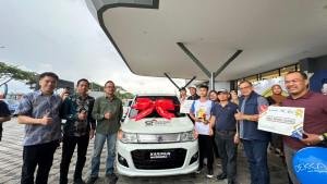 Penyerahan-hadiah-Suzuki-wagoon.jpg