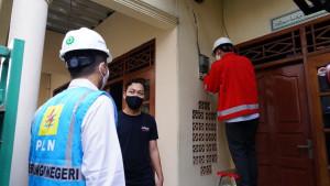 Petugas-PLN-sedang-memasang-listrik-baru-di-salah-satu-rumah-warga.jpg