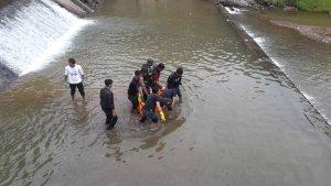Petugas-mengevakuasi-mayat-yang-ditemukan0.jpg