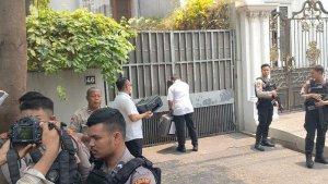 Pihak-kepolisian-membawa-koper-dan-printer-saat-melakukan-penggeledahan.jpg