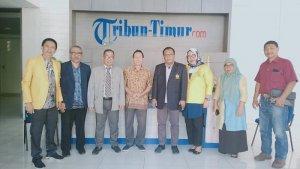 Pimpinan-Sekolah-Tinggi-Ilmu-Ekonomi-Makassar-STIEM-Bongaya-saat-berkunjung-ke-Tribun-Timur.jpg