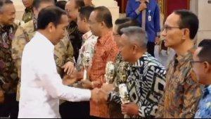 Pj-Bupati-Bone-Andi-Islamuddin-saat-menerima-penghargaan-TPID-terbaik-oleh-Presiden-RI.jpg