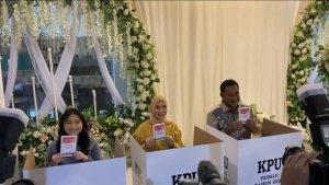 Pj-Gubernur-Bahtiar-bersama-keluarga-saat-memilih-di-bilik-suara-TPS-001-Sawerigading.jpg