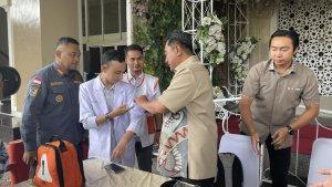 Pj-Gubernur-Bahtiar-mengecek-kesiapan-tim-kesehatan-di-TPS-001-Sawerigading.jpg