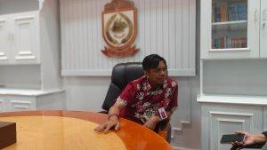 Pj-Sekda-Makassar-Firman-Hamid-Pagarra-diwawancara-di-ruang-kerjanya000.jpg