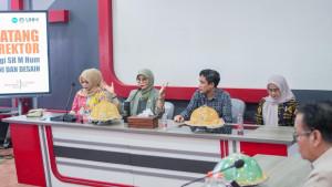 Plh-Rektor-UNM-Prof-Farida-Patittingi-saat-memberi-pengarahan-di-Fakultas-Seni-dan-Desain.jpg