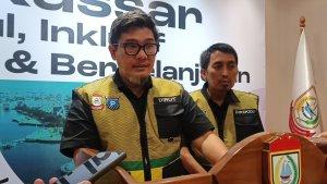 Plt-Dirut-Parkir-Makassar-Raya-Adi-Rasyid-Ali-kiri-dan-Plt-Direktur-Keuangan-Syafri-diwawancara.jpg