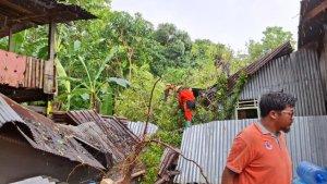 Pohon-tumbang-di-Lingkungan-Kalli-kalli-Kelurahan-Taroada-Kecamatan.jpg