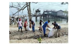 Polairud-Polda-Maluku-bersama-masyarakat-Dusun-Marbali-Aru-bersih-bersih-pantai.jpg