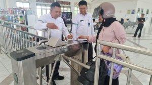 Potret-para-anggota-ASDP-Bone-saat-melayani-penumpang.jpg