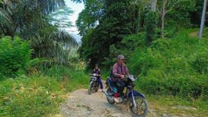 Potret-warga-saat-melintas-di-Jl-Pengh.jpg
