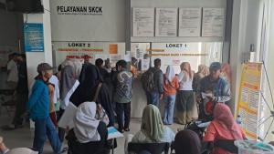 Potret-warga-yang-rela-antri-demi-mengurus-SKCK2025.jpg