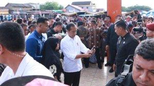 Presiden-Jokowi-di-Pasar-Cekkeng-Bulukumba-swafoto-dengan-warga-Jumat-572024.jpg