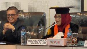 Prof-Dr-Dwia-Aries-Tina-Pulubuhu-tersenyum-di-samping-Co-Promotor-Dr-M-Rahmat-Muhammad.jpg