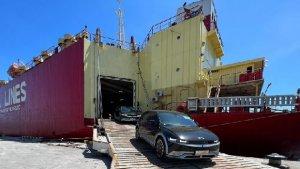 Proses-loading-unloading-kendaraan-listrik-yang-didistribusikan-Kalla-Transport-Logistics.jpg