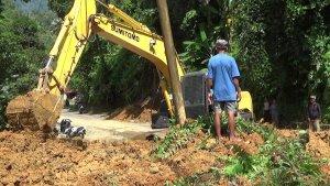 Proses-pembukaan-akses-jalan-poros-Latuppa-Bastem-dari-tanah-longsoran-Sabtu-3032024.jpg
