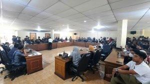 Puluhan-Kontraktor-datangi-Kantor-DPRD-Bone-Rabu-312024-1.jpg