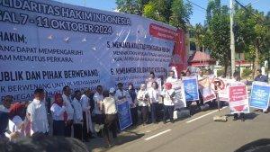makassar/Puluhan-hakim-Pengadilan-Negeri-Makassar-berunjuk-rasa.jpg