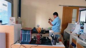 RACIK-KOPI-Karyawan-Warkop-Garade-2-meracik.jpg