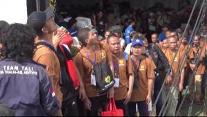 Ratusan-PMI-yang-dideportasi-terlihat-antre-keluar.jpg