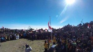 Ratusan-pendaki-Lintas-Merah-Putih-VII-mengikuti-upacara-bendera-di-puncak-Gunung-Bawakaraeng.jpg