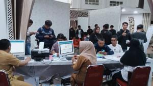Ratusan-warga-serbu-loket-Disnakertrans-Kabupaten-Luwu.jpg