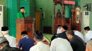 Rektor-UMI-Prof-Sufirman-Rahman-saat-melepas-jenazah.jpg