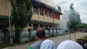 Ruang-kelas-belajar-RKB-SMPN-1-Masamba-terbakar0000.jpg