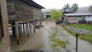 Rumah-warga-terendam-banjir-di-Desa-Pattongko-Kecamatan-Tellulimpoe.jpg