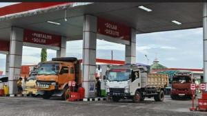 SOLAR-LANGKA-Antrean-panjang-truk-di-SPBU-Batangase.jpg