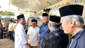 Saat-Gubernur-Sulsel-Andi-Sudirman-Sulaiman-berbincang-dengan-Mantan-Walikota.jpg