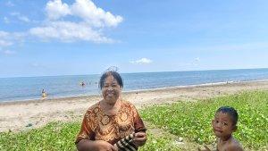 Salah-satu-pengunjung-Pantai-Tanggul-Topejawa-Takalar-Pengunjung-memadati-pantai-Tanggul.jpg