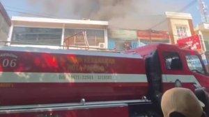 Satu-toko-bangunan-di-Jl-Mangga-terbakar.jpg