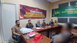 Sentra-Gakkumdu-Gowa-menyerahkan-tersangka-pengrusakan-APK-ke-Kejaksaan-Negeri-Gowa.jpg