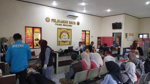 Seorang-anggota-Polres-Bulukumba-jatuh-sakit-saat-melayani-ribuan-pemohon-skck.jpg